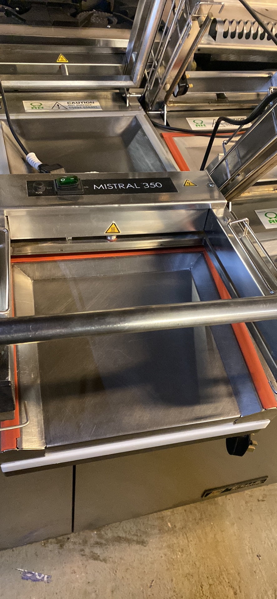 54f48cd5-17e7-49ad-a0c0-cc4f99d53eeb.jpeg Fish and Meat sealing machine - Image 1