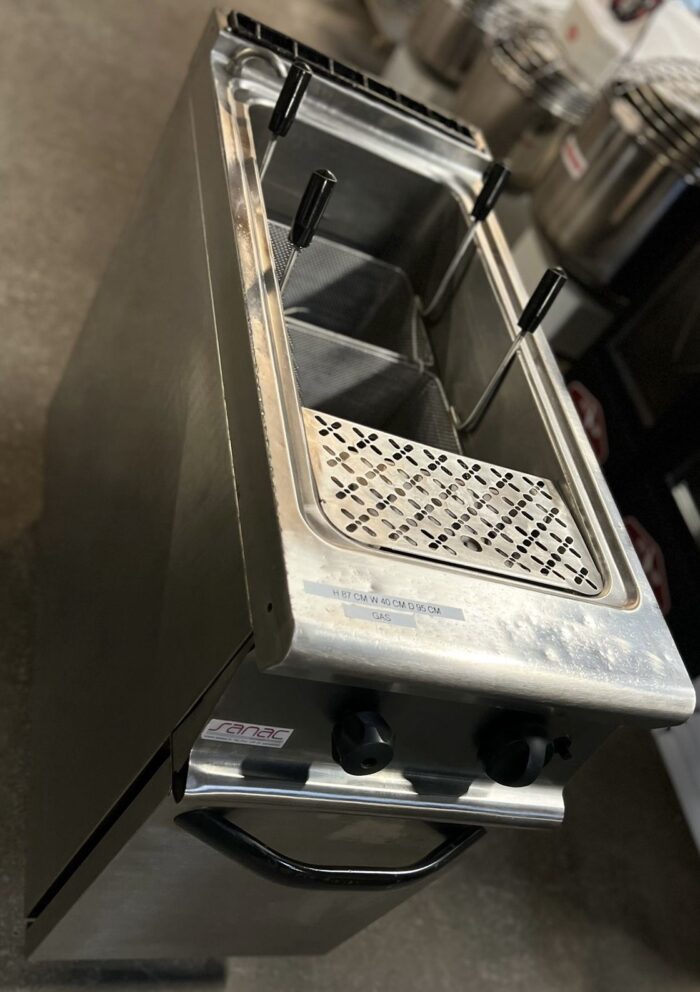 Gas Single Tank Pasta Boiler with 2 Baskets - Natural Gas - Image 3