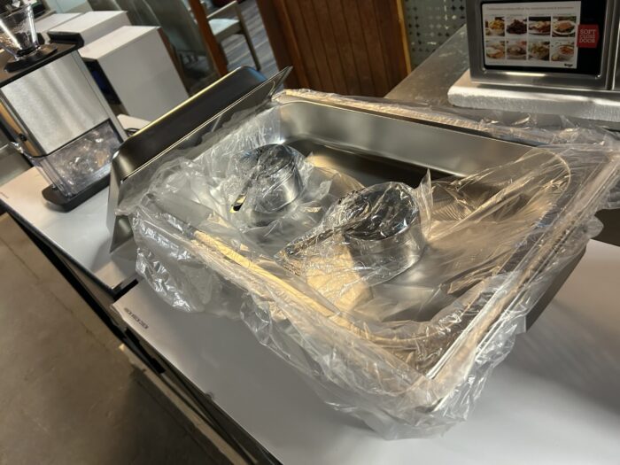 Chafing Dish set stainless steel with black handles - Image 4